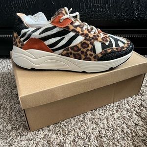 Fashionable tennis shoes